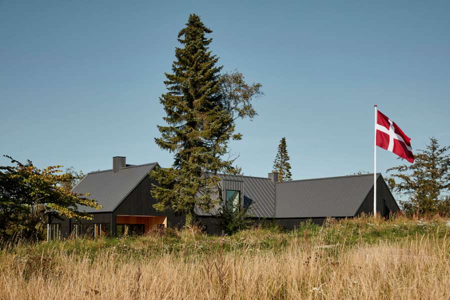 Flag raised for new home with a very popular steel roof, Brådalvej 25, 9210 Aalborg SØ
